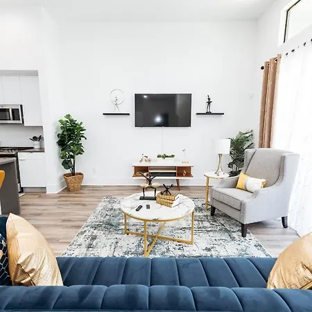 Beautifully Decorated, Modern Downtown Houston Home